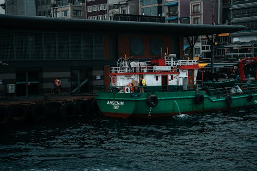 Foto profissional grátis de barco, beira-mar, cidade