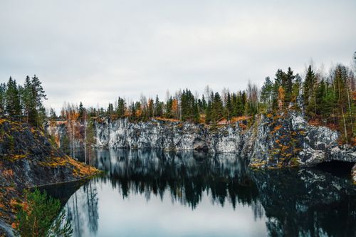Free Beautiful autumn landscape featuring a serene lake with vivid tree reflections. Stock Photo