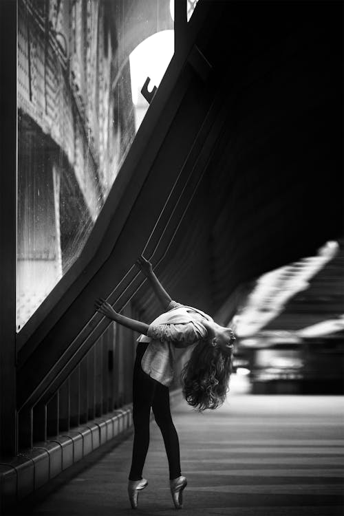 Free Woman Doing Ballet Dance on Side Walk in Grayscale Photo Stock Photo
