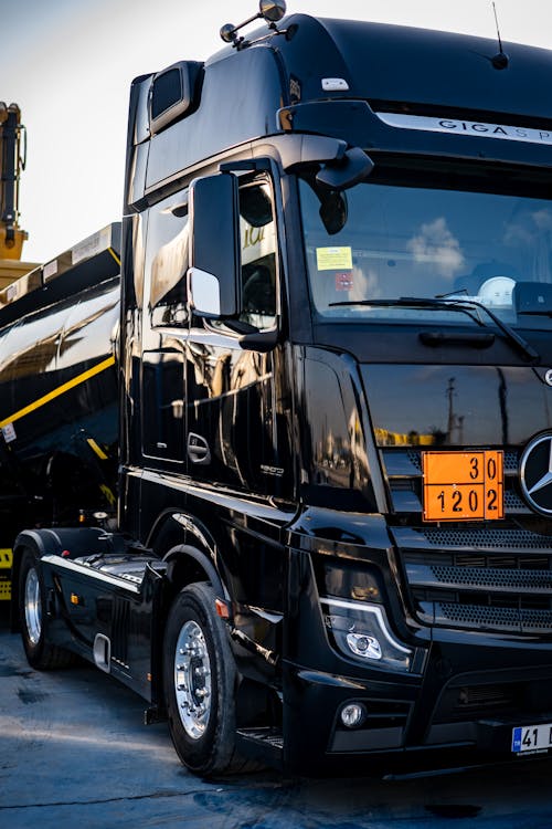 Безкоштовне стокове фото на тему «Mercedes Benz, вантаж, вантажівка»