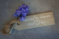 乡村标志上点缀着紫色风信子和麻线，象征着家庭的舒适与幸福