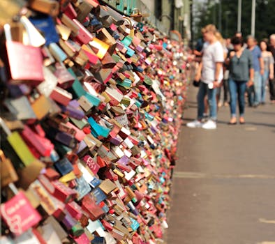 桥上充满活力的爱之展示，象征着爱与承诺