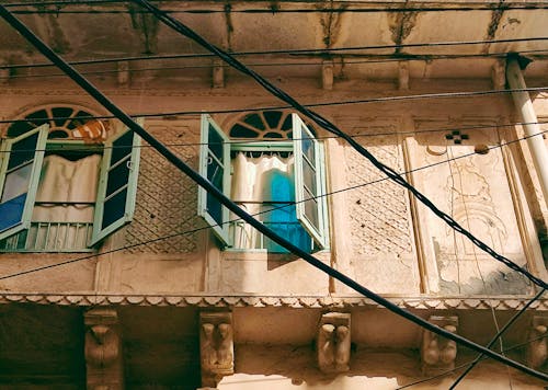 Darmowe zdjęcie z galerii z budynek zabytkowy, klasyczna architektura, okno
