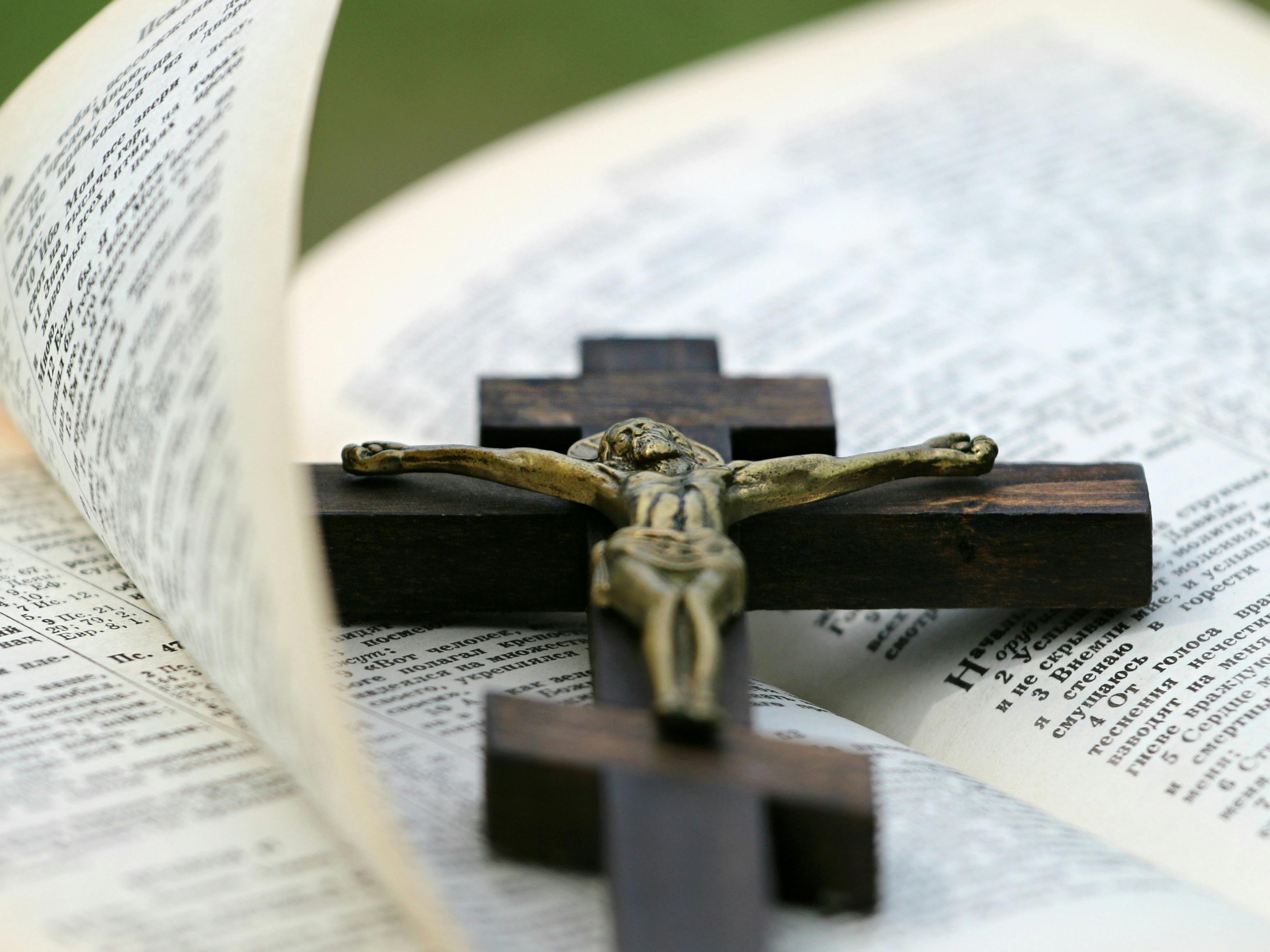 Crucifix on top of the Bible. | Photo: Pexels