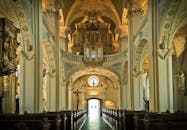 巴洛克式大教堂内部的详细视图展现了复杂的建筑元素和宏伟的风琴管