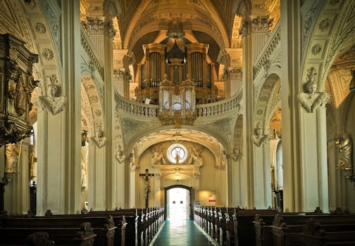 巴洛克式大教堂内部的详细视图展现了复杂的建筑元素和宏伟的风琴管