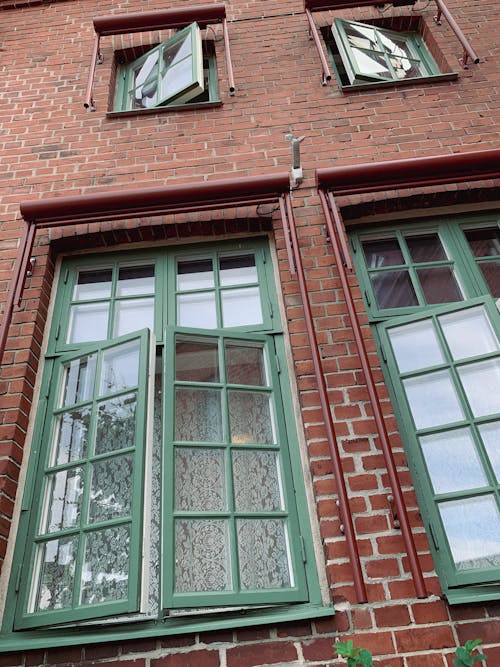 Foto profissional grátis de casa antiga, fachada do edifício, janelas