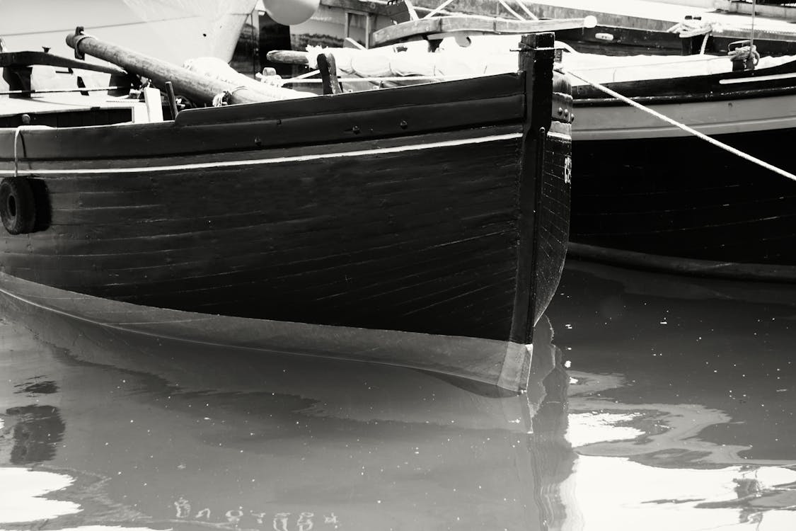 Foto In Scala Di Grigi Della Barca Sul Corpo D'acqua