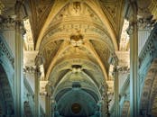 大教堂历史悠久，其华丽的天花板被内饰设计巧妙地捕捉，令人惊叹