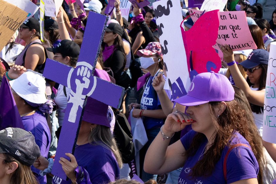 Una vibrante protesta por los derechos de las mujeres en la Ciudad de México con símbolos y pancartas feministas.