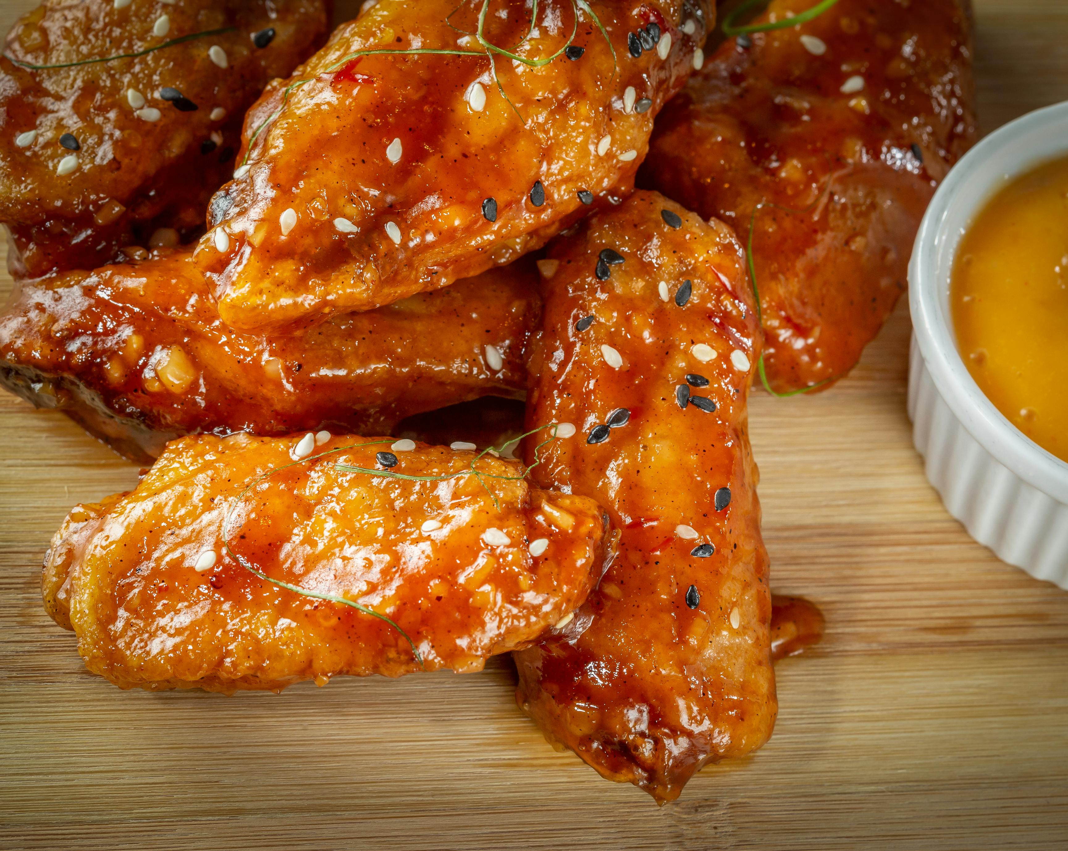 87 Chicken Wings Plate White Background Bilder und Fotos  Getty Images