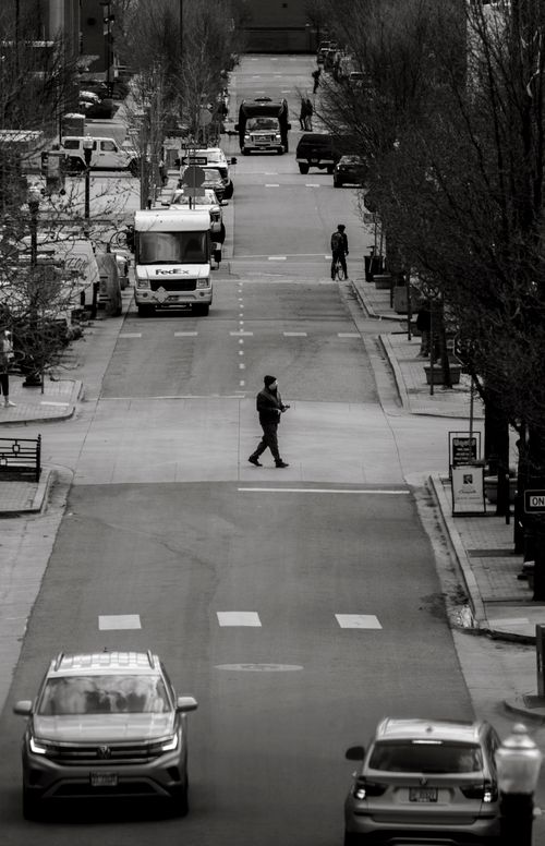 Free Monochrome street view capturing vehicles and pedestrians at an intersection in Boise, Idaho. Stock Photo