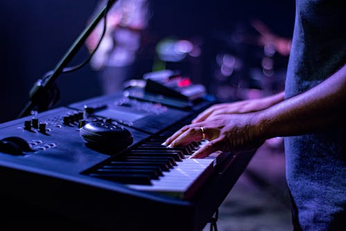 Kostenloses Stock Foto zu gesichtslos, hände, konzert