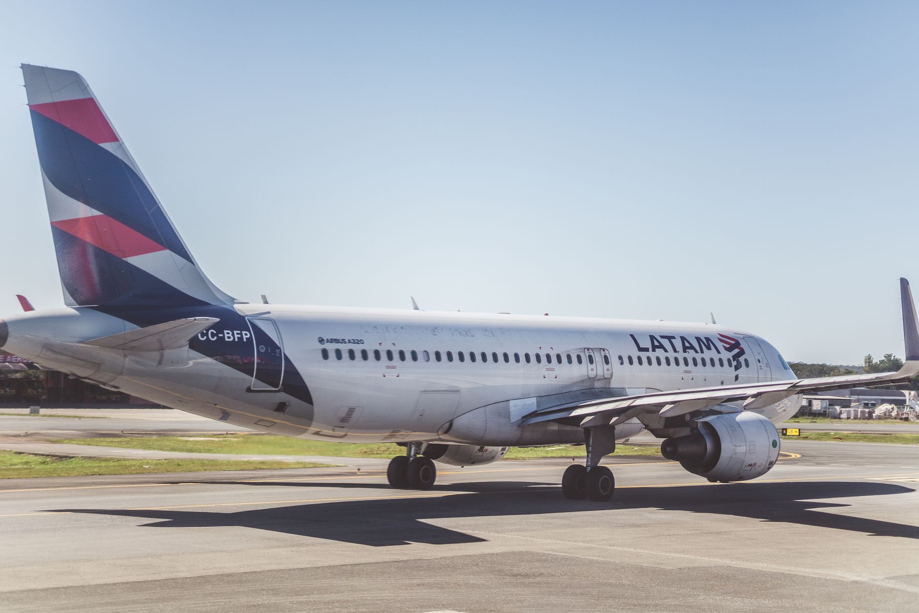 Airbus A320 der LATAM Airlines Brasil kommt bei der Landung in Cascavel (Staat Paraná) von der Landebahn ab