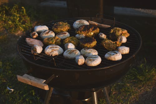 Verschiedene Grillgerichte Auf Black Grill