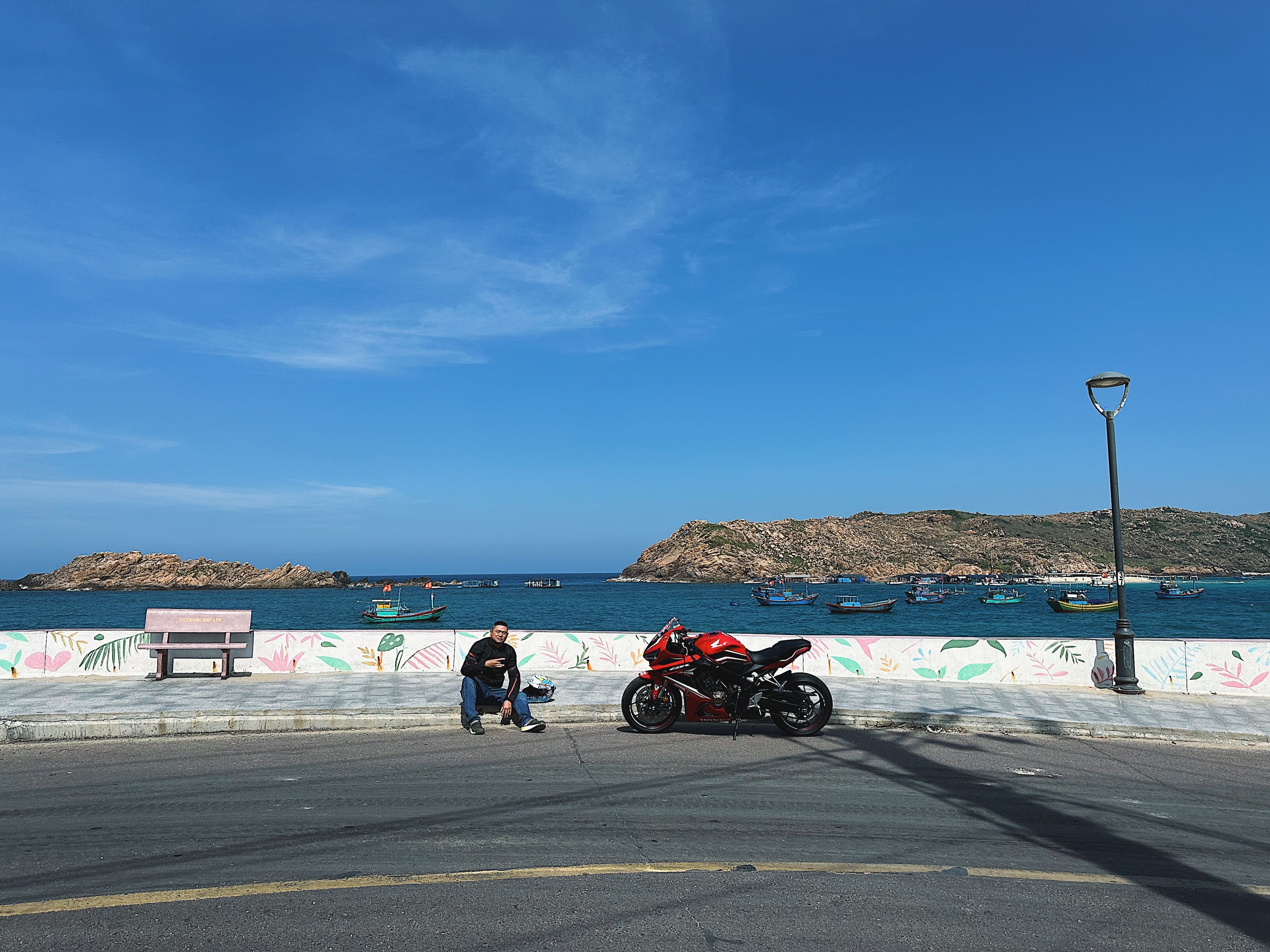 Biker in Seaside · Free Stock Photo