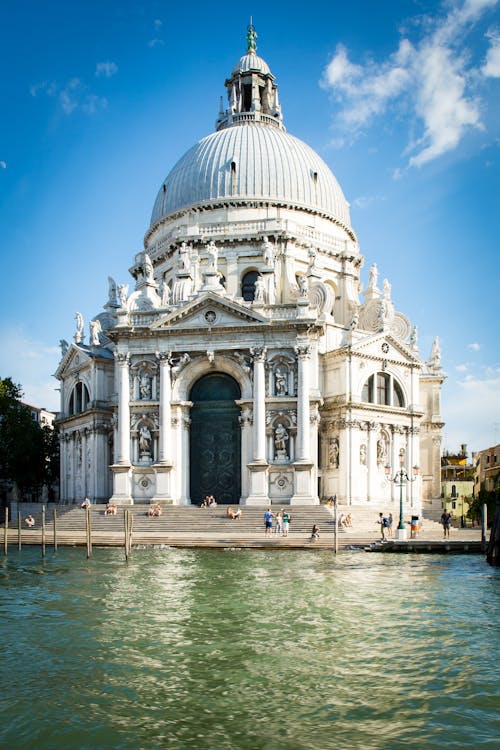 Struttura Architettonica Bianca Accanto Ai Corpi D'acqua Durante Il Giorno