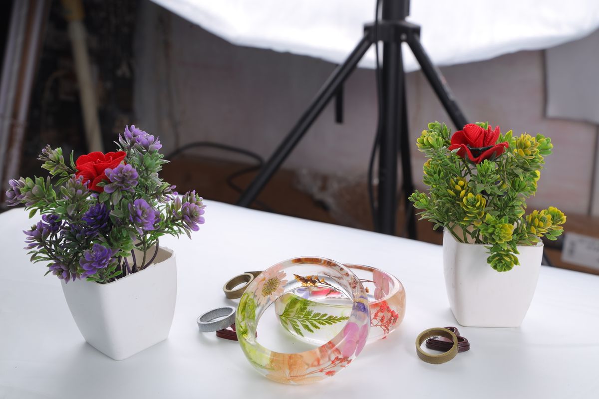 Bracelets en résine et fleurs.
