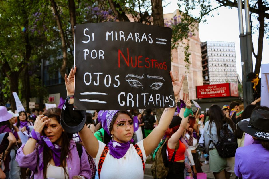 Una vibrante protesta por los derechos de las mujeres con pancartas y lemas en Ciudad de México, México.