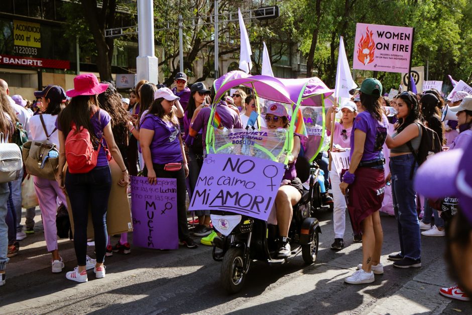 Una animada manifestación por los derechos de las mujeres con pancartas coloridas y participantes diversos unidos por la igualdad de género.