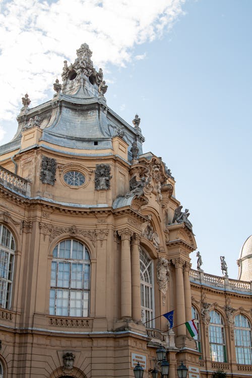 Ingyenes stockfotó ablakok, alacsony szögű felvétel, Budapest témában