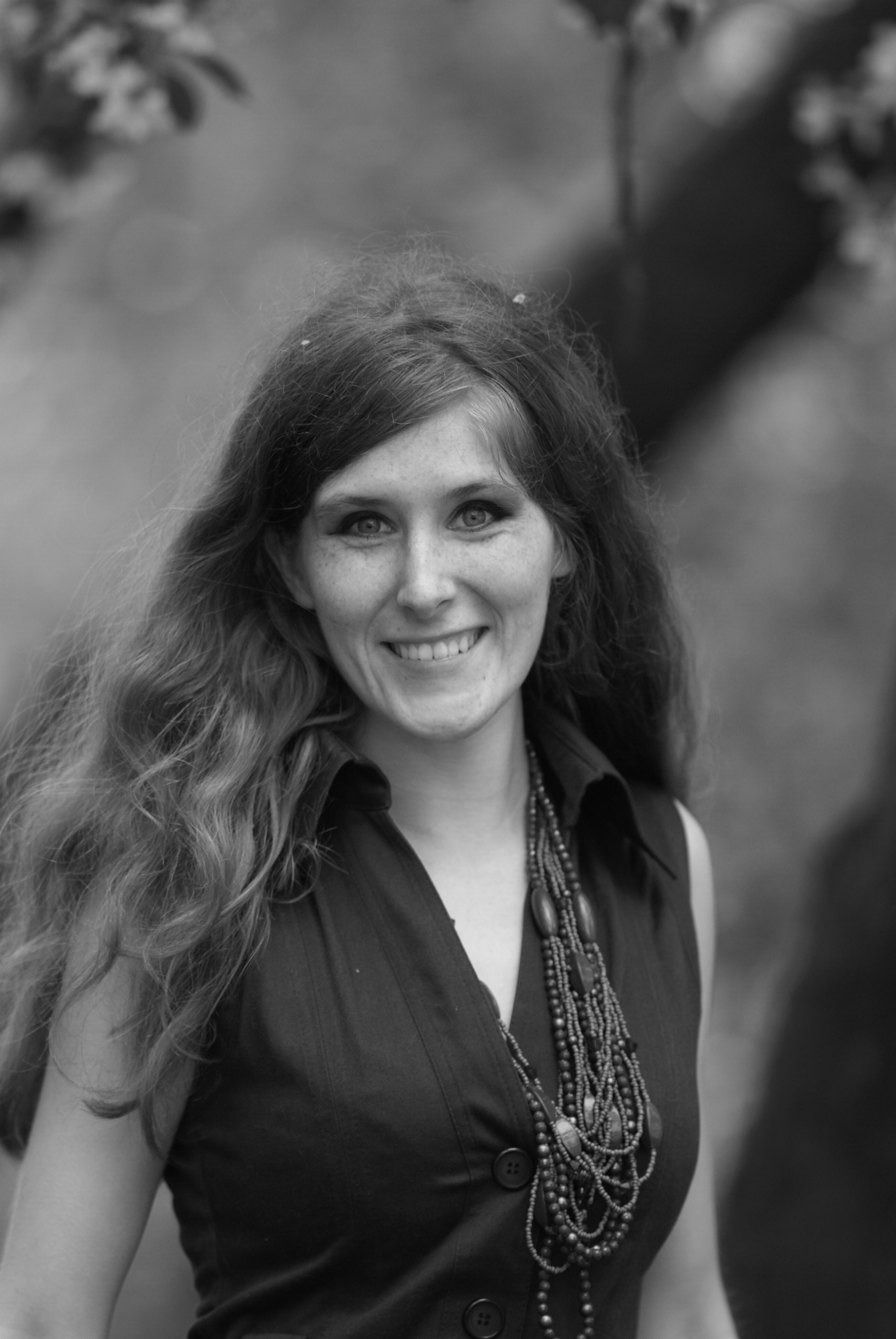 A woman with long hair and a black shirt · Free Stock Photo