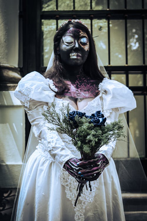 Immagine gratuita di bouquet, costume da sposa, costume di halloween