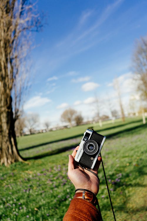 Základová fotografie zdarma na téma analogový fotoaparát, držení, filmová kamera