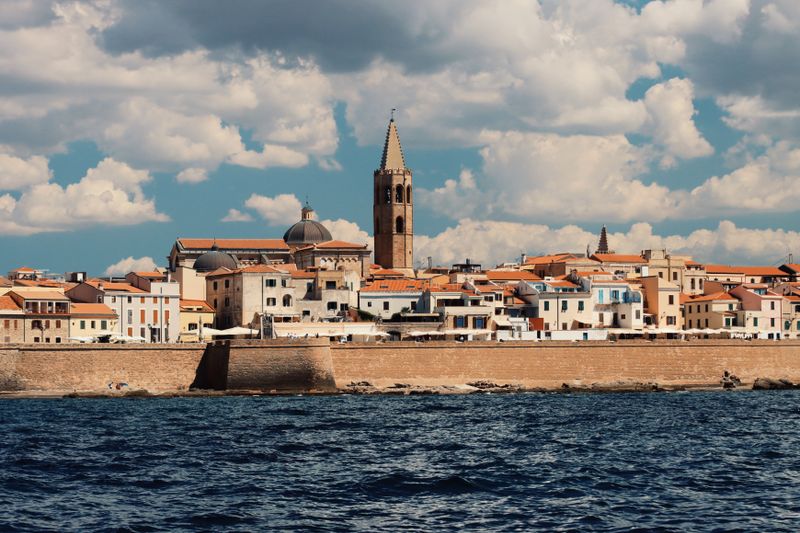 Faleza și arhitectura istorică din Alghero, Sardinia