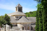 塞南克修道院历史悠久，周围绿意盎然，夏日阳光映照下风景如画