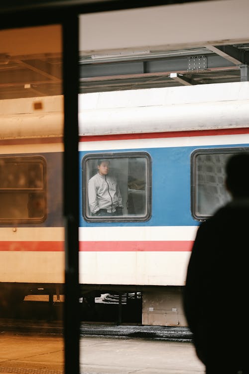 Gratis arkivbilde med jernbanestasjon, passasjer tog, pendle