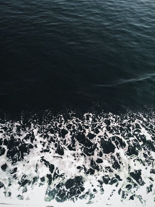 Free Dynamic aerial view of ocean waves crashing against the shore near Eceabat, Çanakkale, Türkiye. Stock Photo