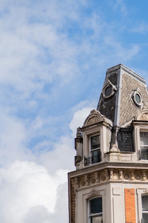 Free Victorian townhouse facade with ornate details and clear sky, capturing urban elegance. Stock Photo