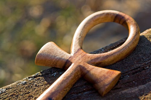 Коричневый деревянный крест