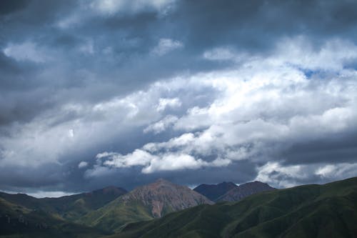 Foto profissional grátis de cadeia de montanhas, escuro, montanhas