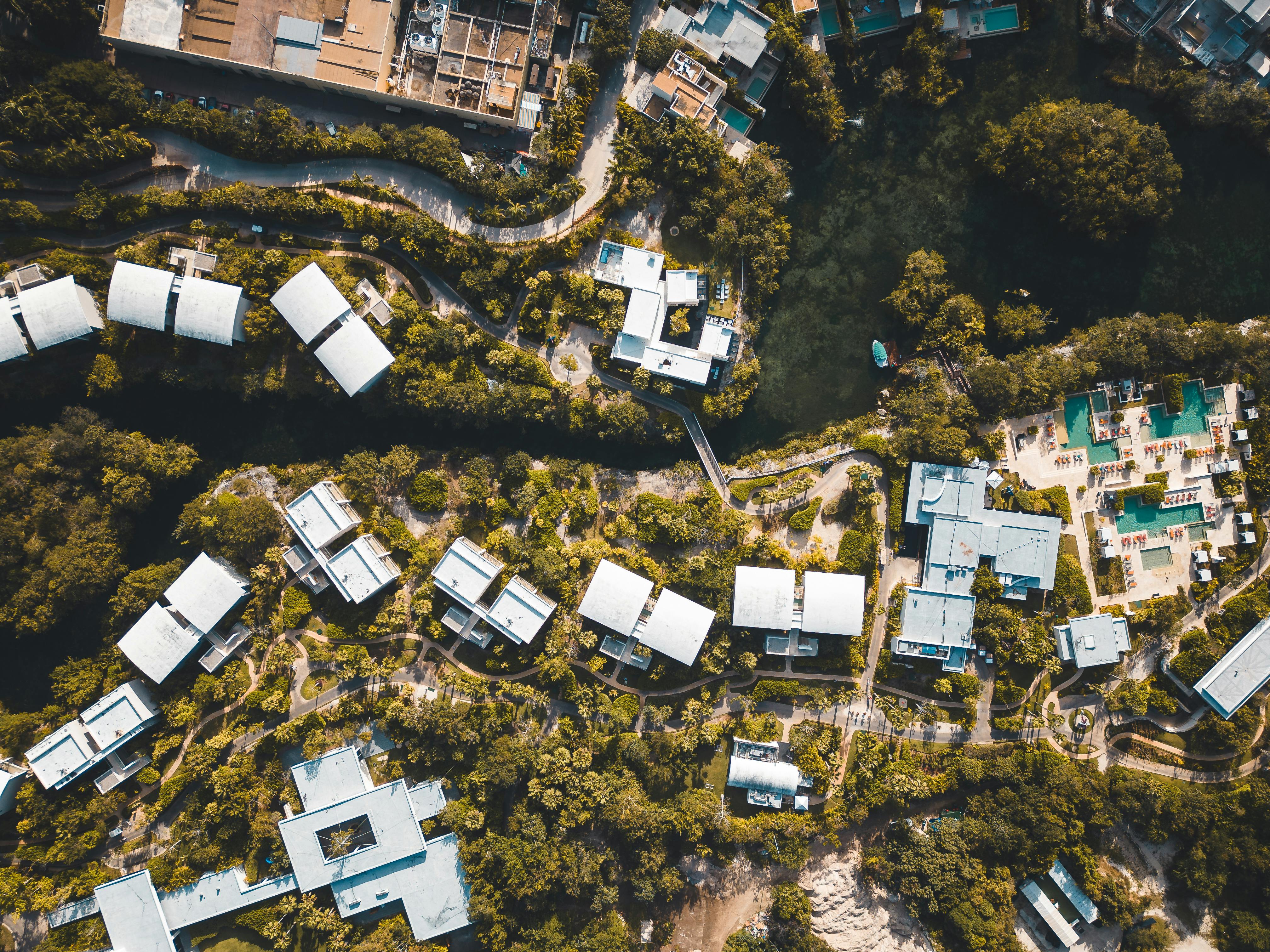 Real Estate and Hospitality Sectors Facing Commercial Insurance Contrasts — Photo by Willian Justen de Vasconcellos on Pexels