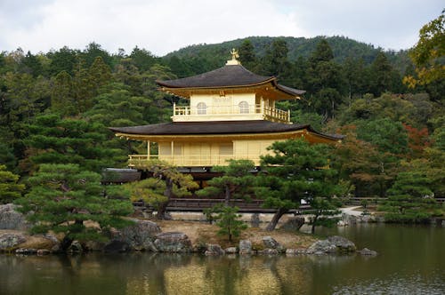 木々に囲まれた茶色と黒の寺院