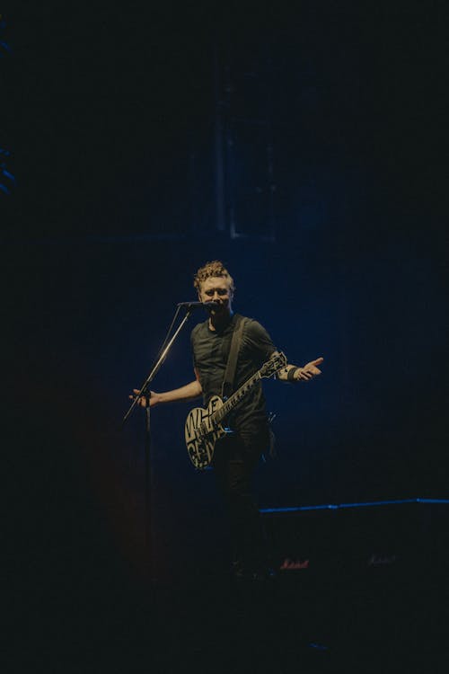 Foto profissional grátis de apresentação, cantando, cenário