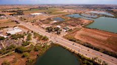 科罗拉多州柯林斯堡的鸟瞰图展示了乡村环境中的道路、池塘和田野