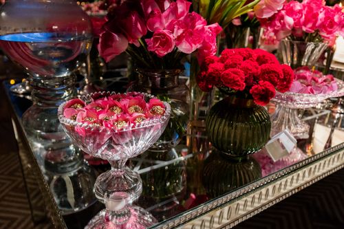 Arrangement floral disposé sur une table pour décorer un apéro