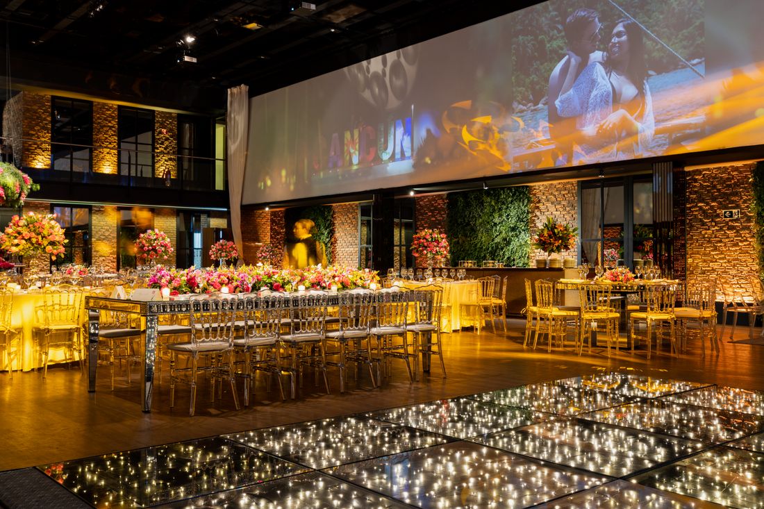 Salón preparado para una gala