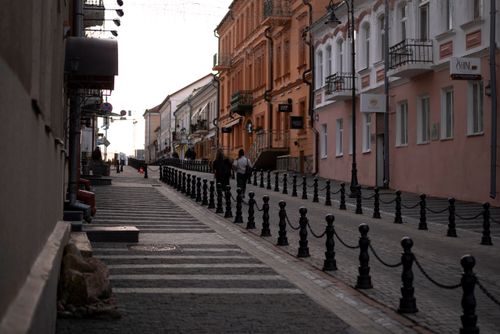 Free A serene cobbled street in an old European town showcasing vintage architecture. Stock Photo