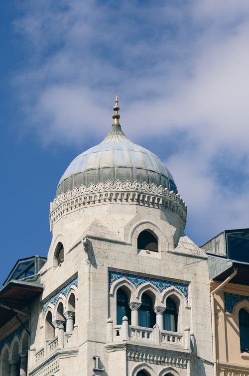 Free A vertical shot of the Eminönü Mosque dome in Istanbul, showcasing its architectural beauty against a clear blue sky. Stock Photo