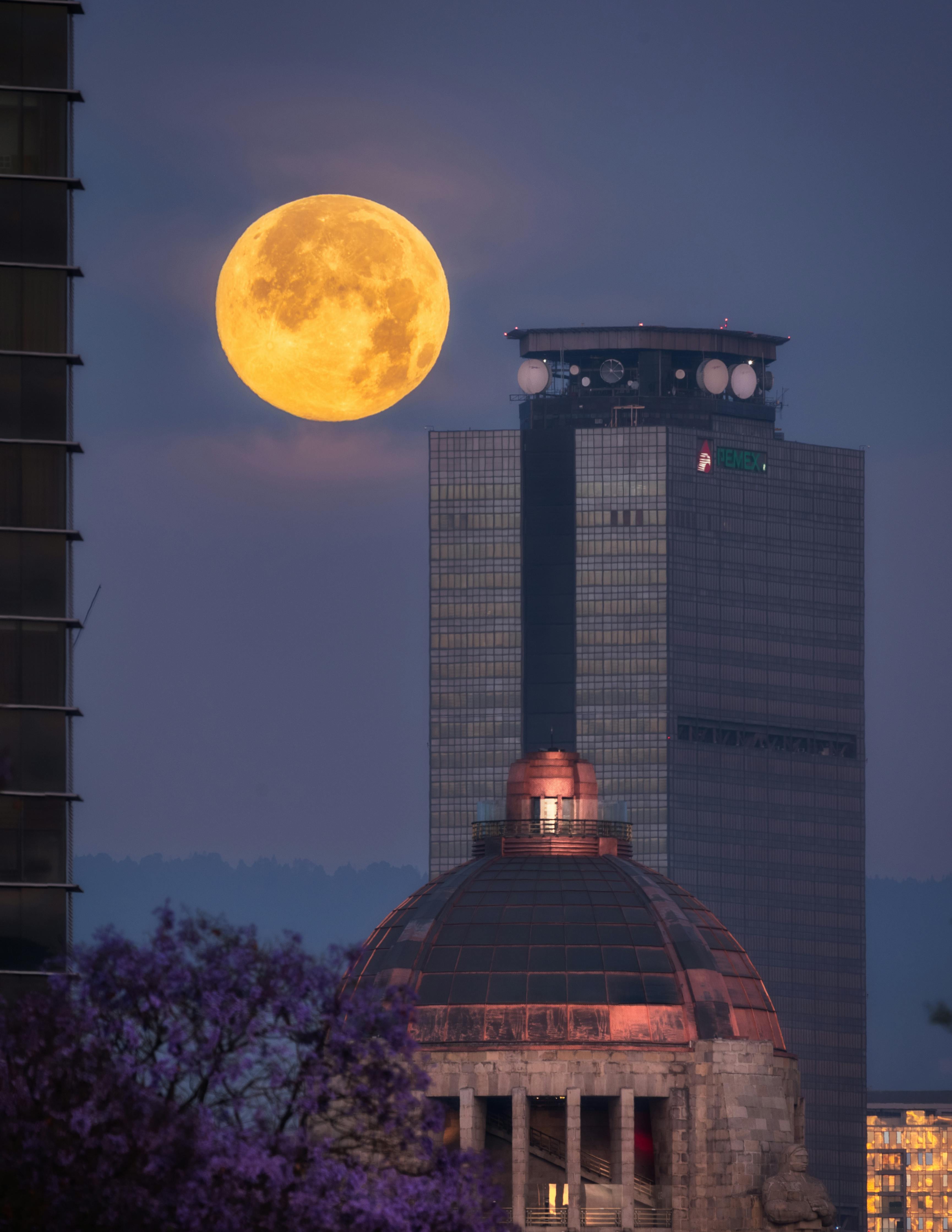 Full Moon over Skyscraper and Dome · Free Stock Photo