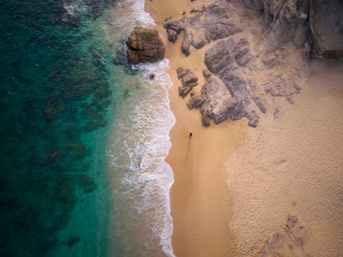 Kostenloses Stock Foto zu felsen, luftaufnahme, meer