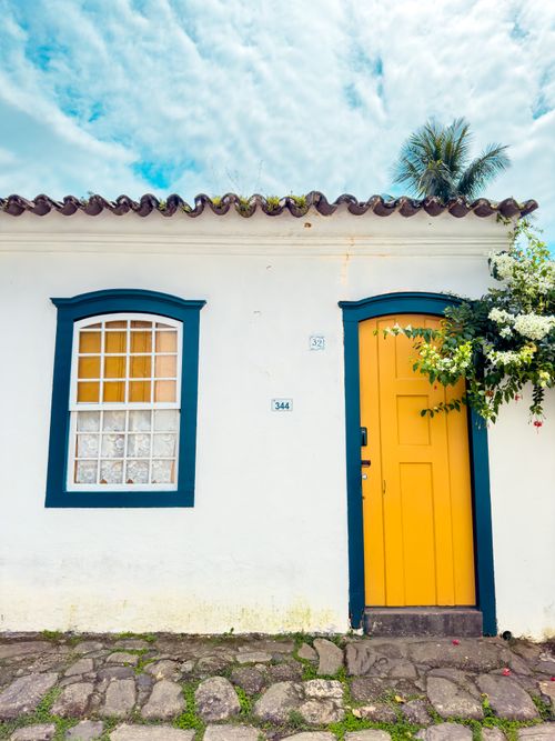 Free Charming colonial house facade with a vibrant yellow door in Paraty, Brazil. Stock Photo