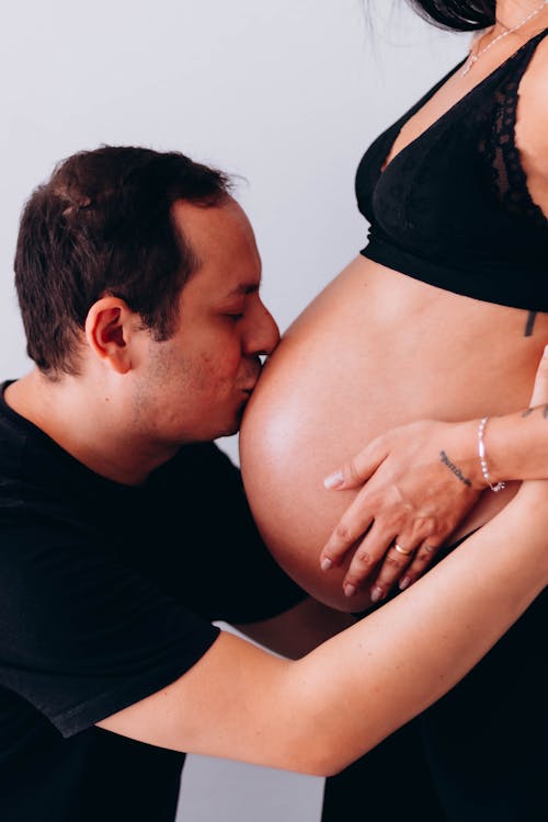 Fotobanka s bezplatnými fotkami na tému bozkávanie, brucho, dvojica