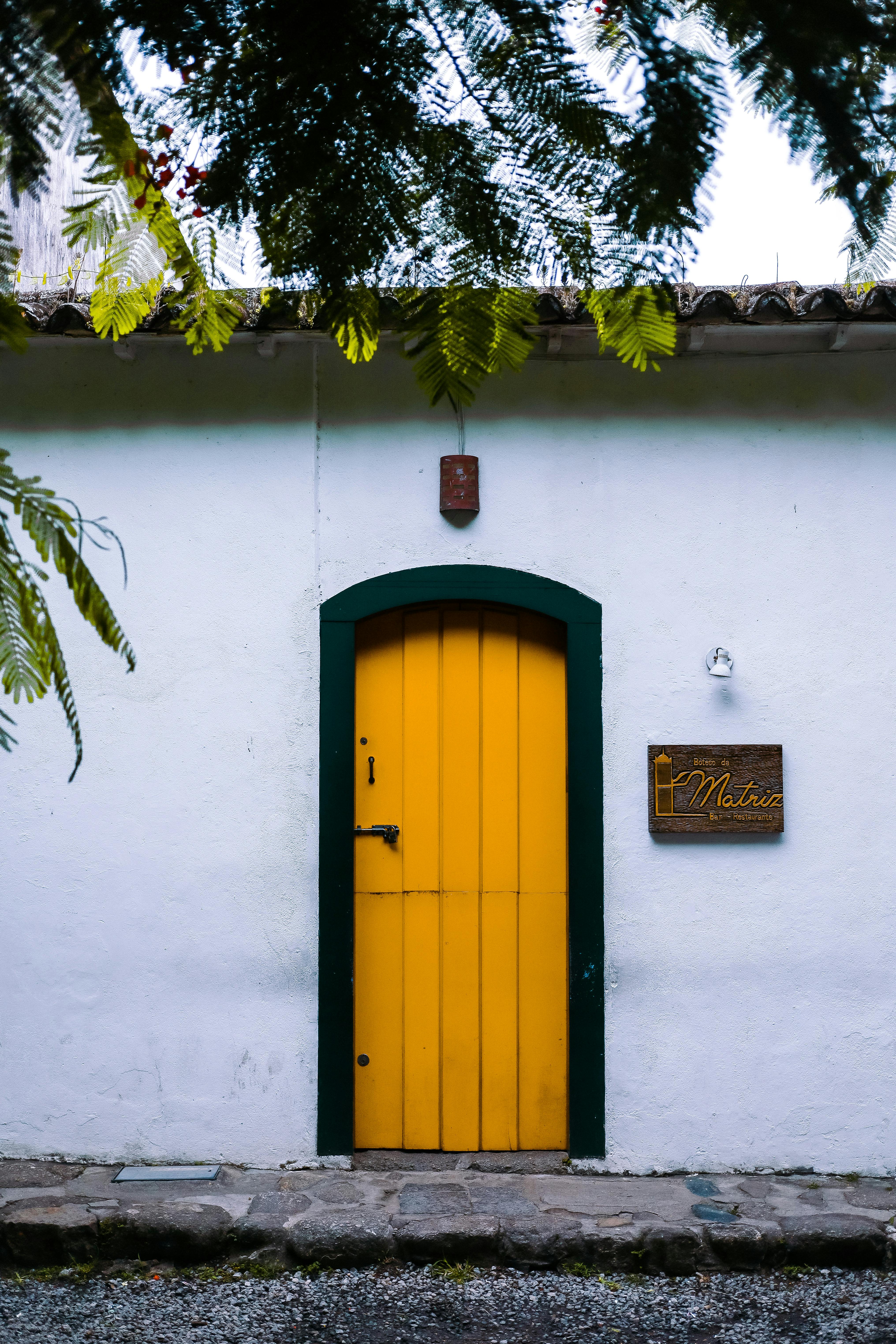 Black and Yellow Wall · Free Stock Photo