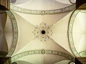 礼拜堂内可见高度细致的巴洛克天花板，其装饰繁复，设计经典