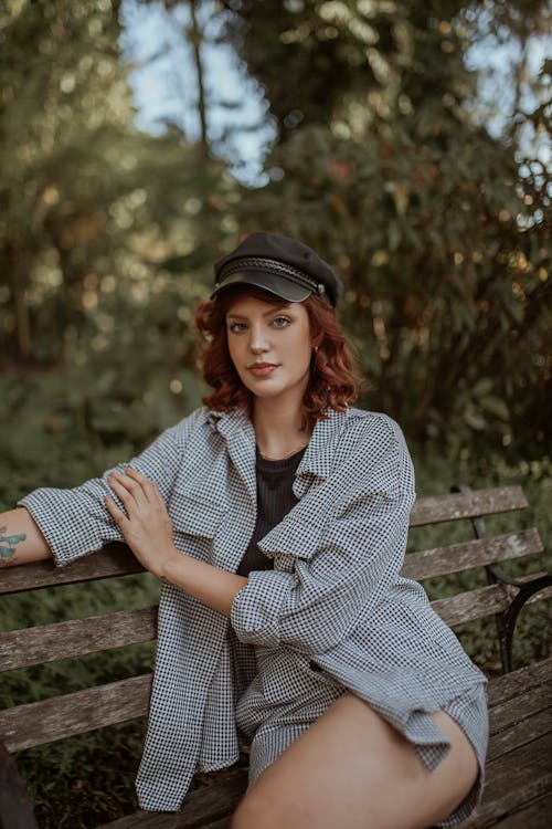 Fotobanka s bezplatnými fotkami na tému čierna čiapočka, kaukazský žena, lavička v parku